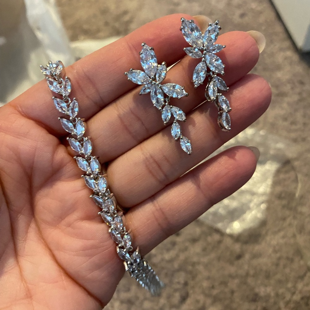 Bridal jewlery. Earrings and matching bracelet